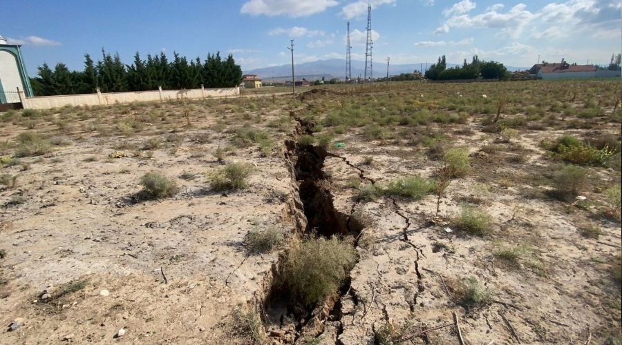 Arazide oluşan çatlaklar vatandaşları korkuttu