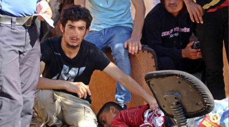 Bardağın üzerine düşen genç ağır yaralandı, ağabeyi başından ayrılmadı