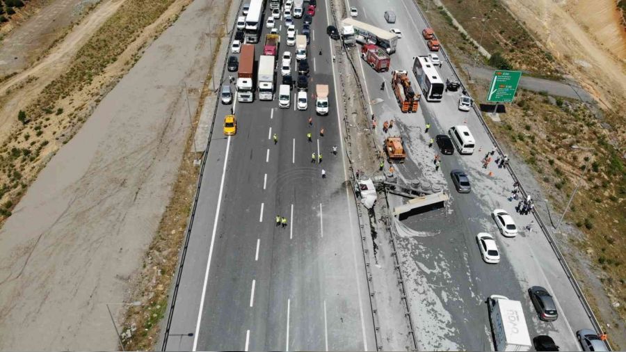 Çimento yüklü kamyonla tır çarpıştı