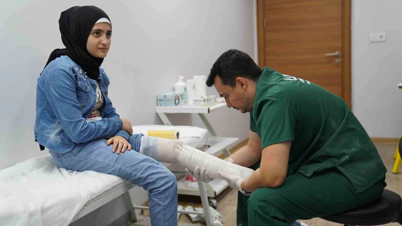Depremde kaybettiği bacağına protezle kavuştu