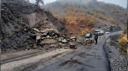 Dev kaya parçaları yolu kapattı