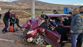 Elektrik direğine çarpan Tofaş hurdaya döndü: 3 yaralı