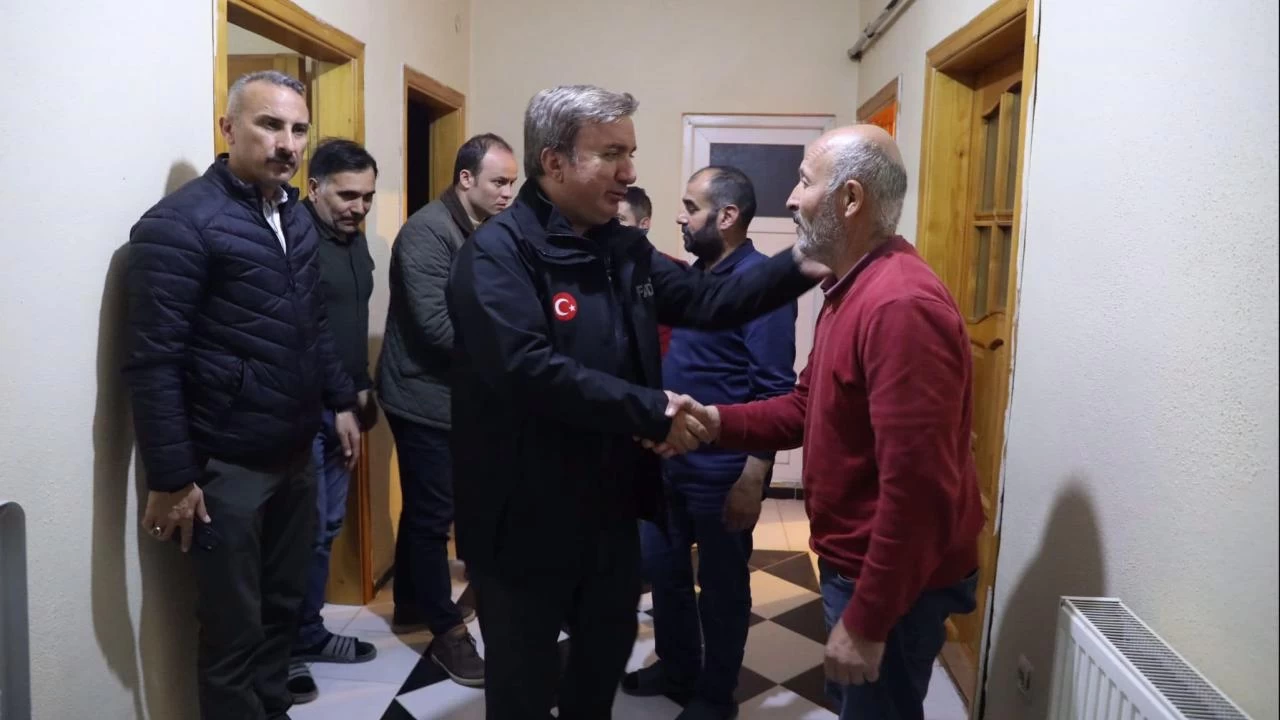 Erzincan Valisi Aydoğdu, maden ocağında toprak altında kalan işçilerin aileleriyle görüştü
