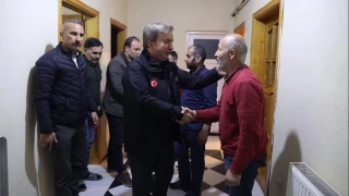 Erzincan Valisi Aydoğdu, maden ocağında toprak altında kalan işçilerin aileleriyle görüştü