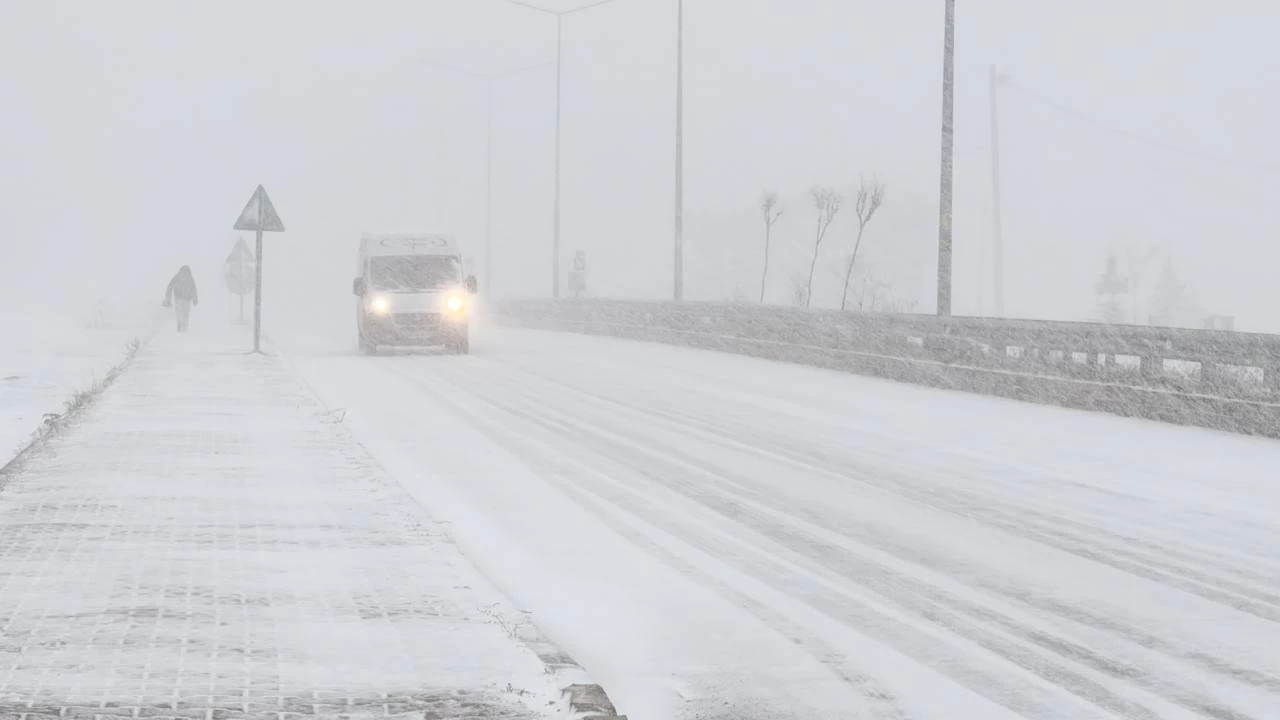 Erzurum, Kars ve Ardahan'da 52 yerleşim yerine ulaşım sağlanamıyor