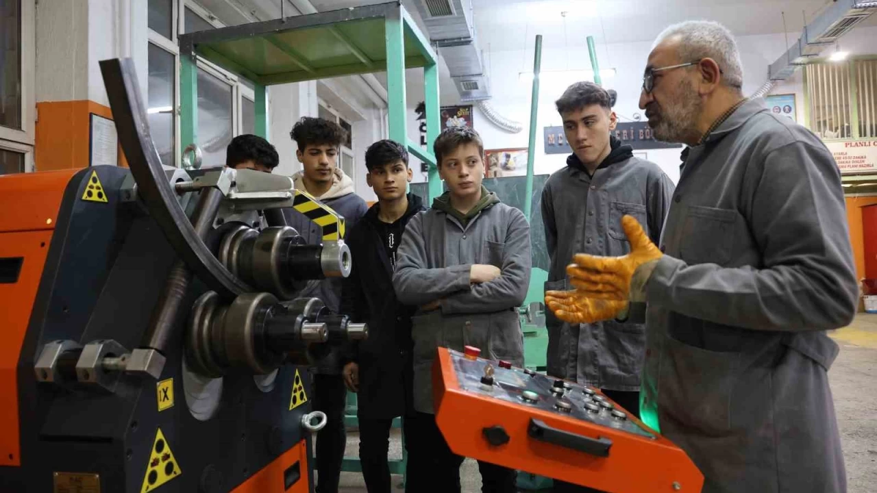 Fabrika gibi çalışan lise: Cirosu 5 milyona yaklaştı