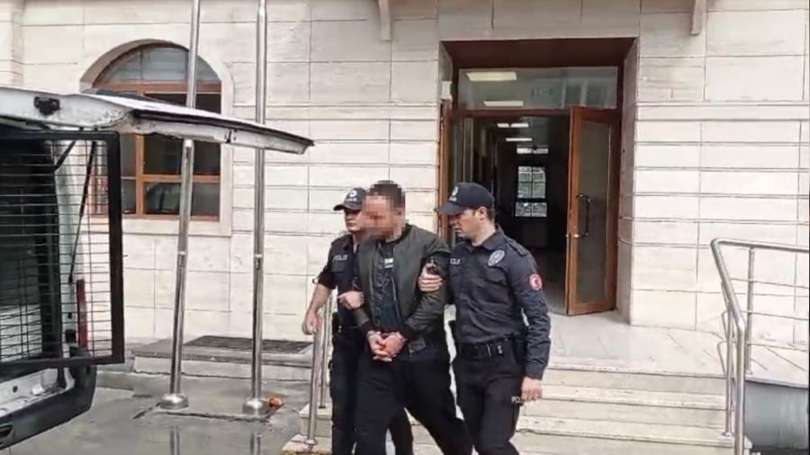 Fiyatta anla�amad��� kirac�s�n� sokak ortas�nda d�vd�