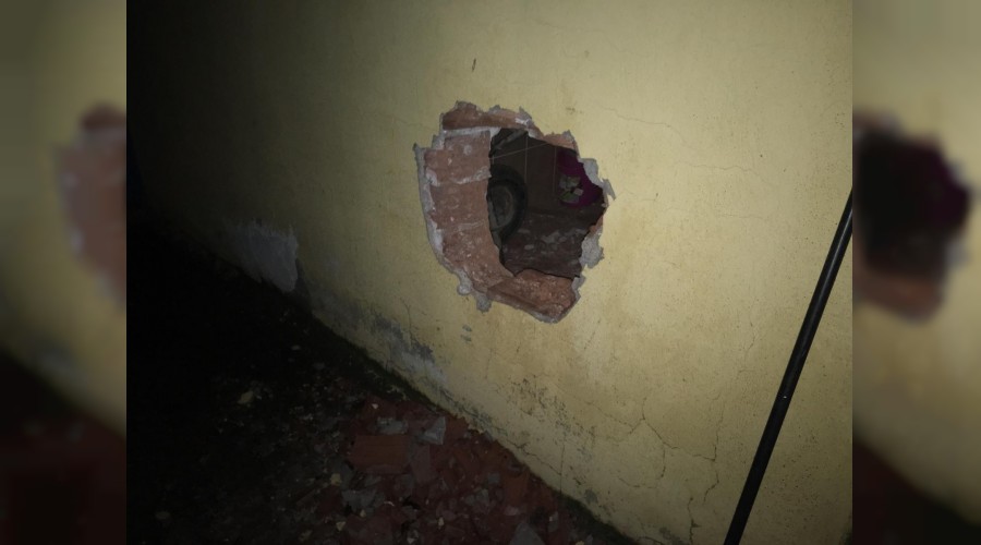 Hırsızlar evin duvarını deldiler