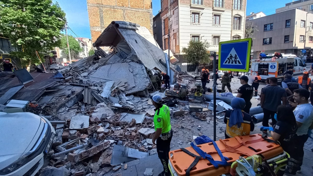  �stanbul K���k�ekmece'de 2 Haziran'da aniden ��ken 3 katl� binan�n mega kentte benzer durumdaki on binlerce binan�n varl���n� bir kez daha hat�rlatt�