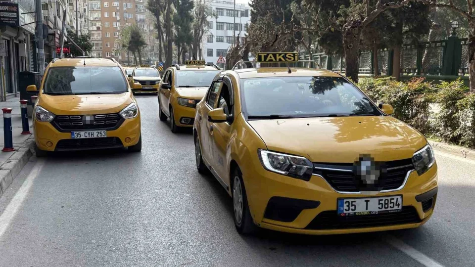 �zmir'de �ld�r�len taksici i�in meslekta�lar�ndan ara�l� konvoy