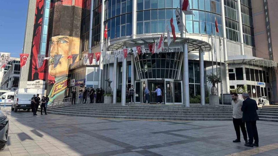 İzmit Belediyesi operasyon: Belediye başkanı ve eşi gözaltına alındı