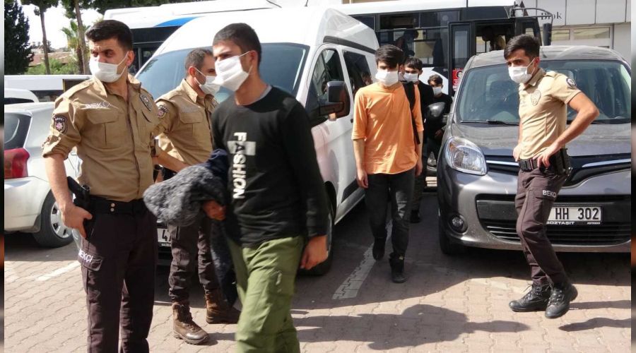 Kamyonet kasasında 78 kaçak göçmen yakalandı