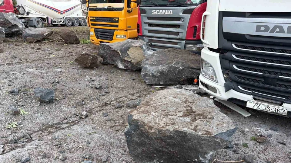 Karadeniz Sahil Yolu'nda dev kaya tehlikesi