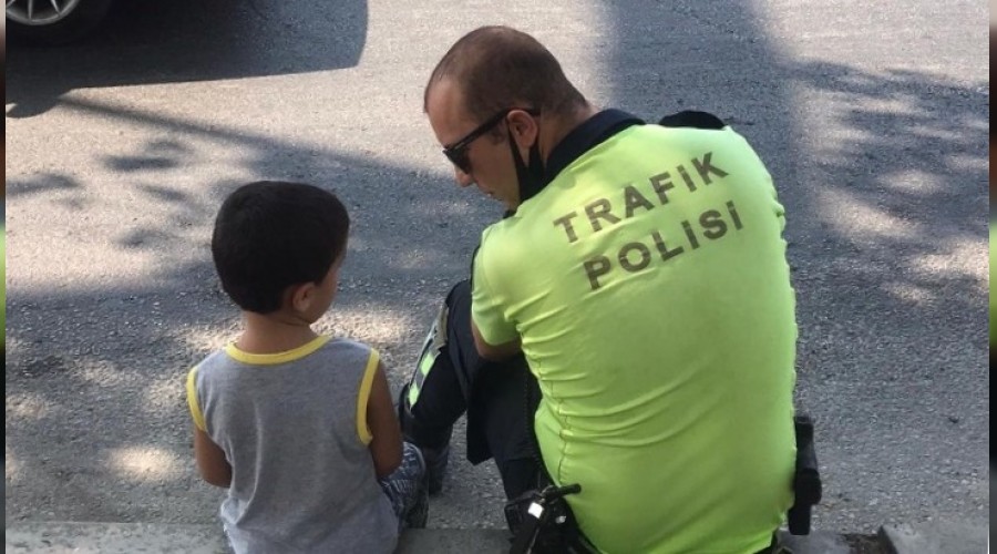 Kaybolan �ocu�u trafik polisi ailesine kavu�turdu