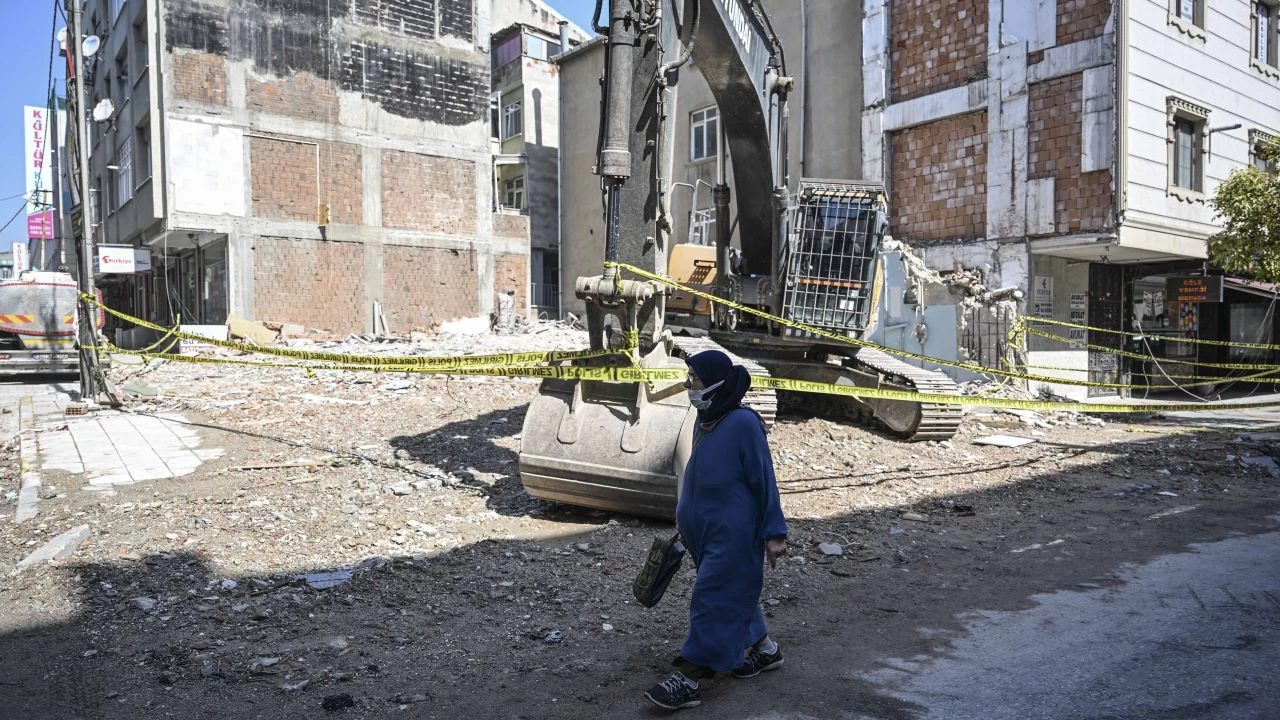 K���k�ekmece'de ��ken binan�n sahibinin ifadesine ula��ld�