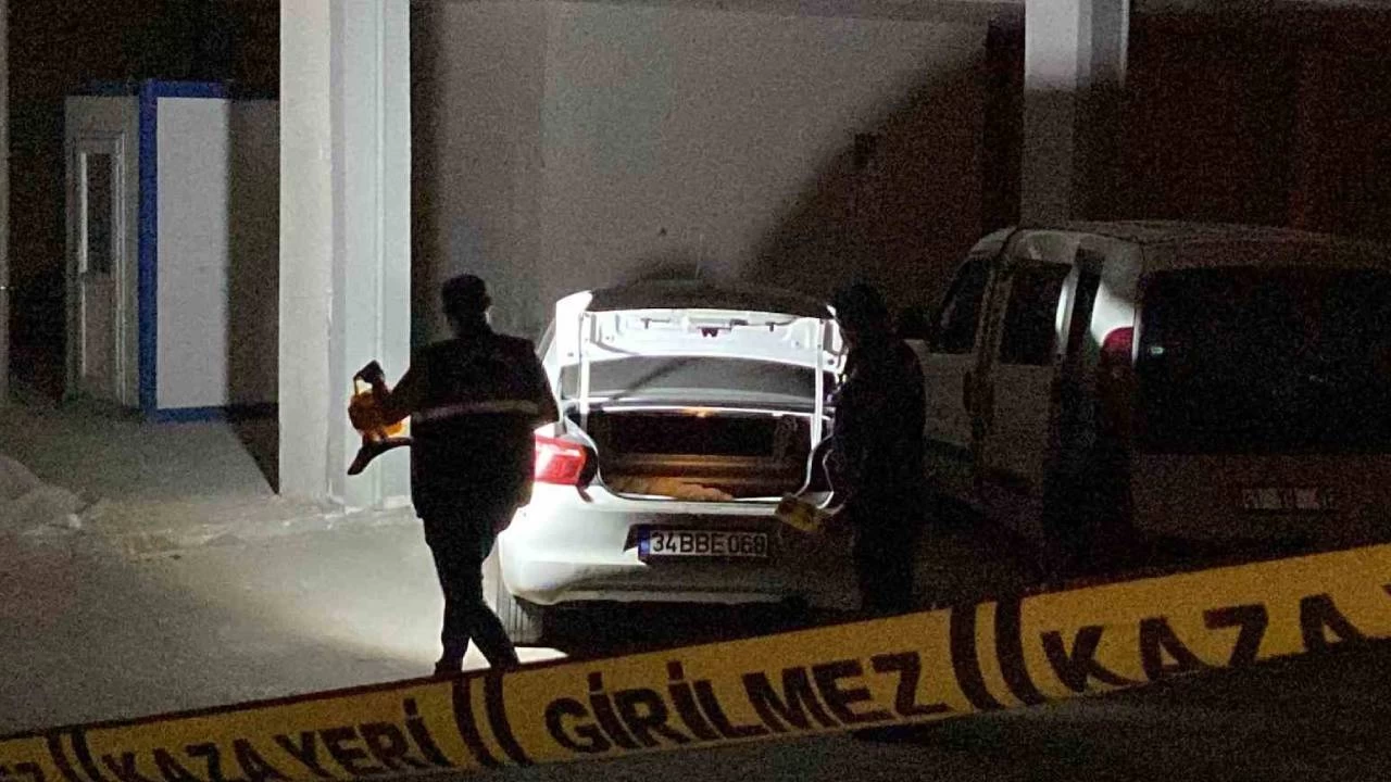 Motosikletli 2 ��pheli park halindeki ara�lar� kur�unlayarak ka�t�