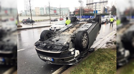 Otomobil takla att trafik kilitlendi