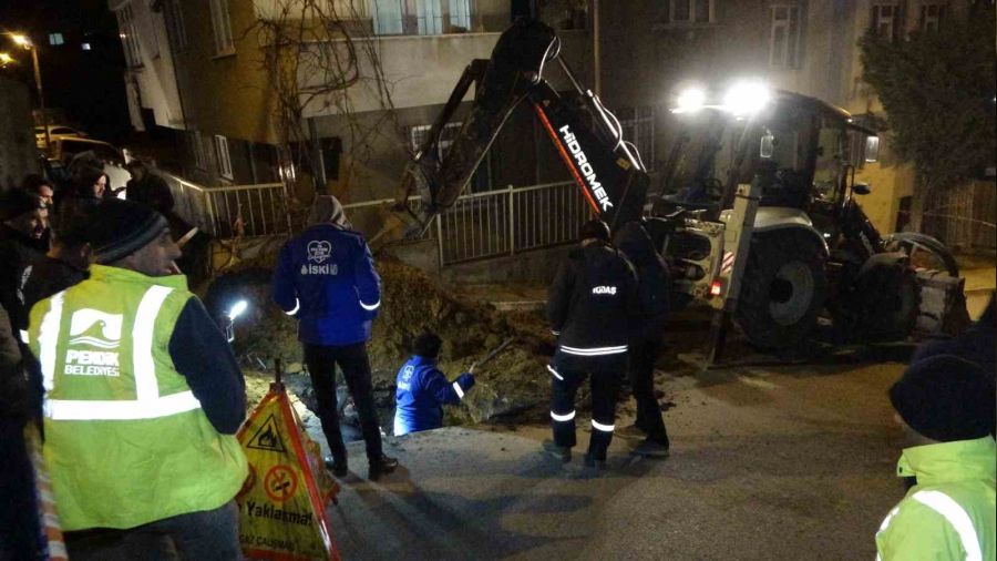 Pendik'te yolda çökme oluştu