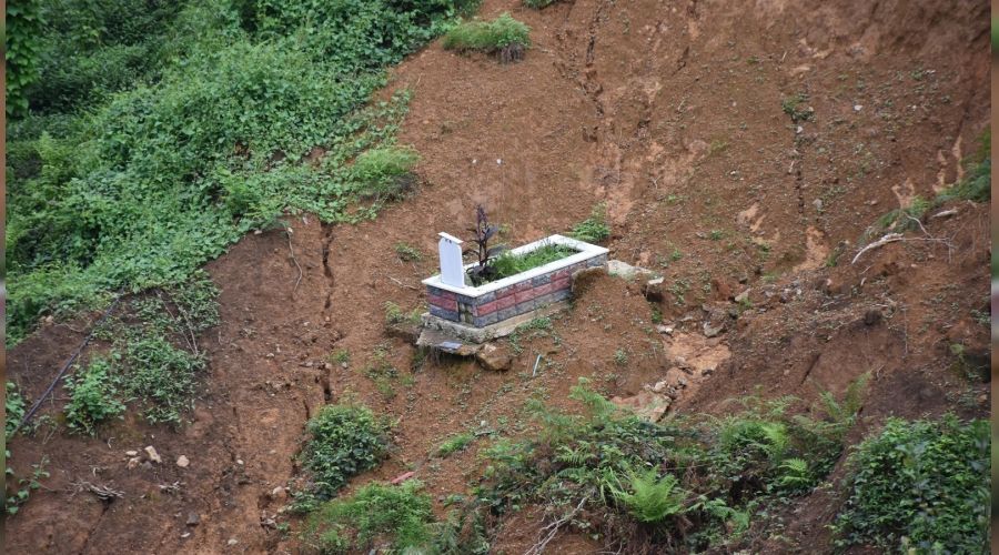 Rize'de heyelan sonras� mezar 30 metre kayd�