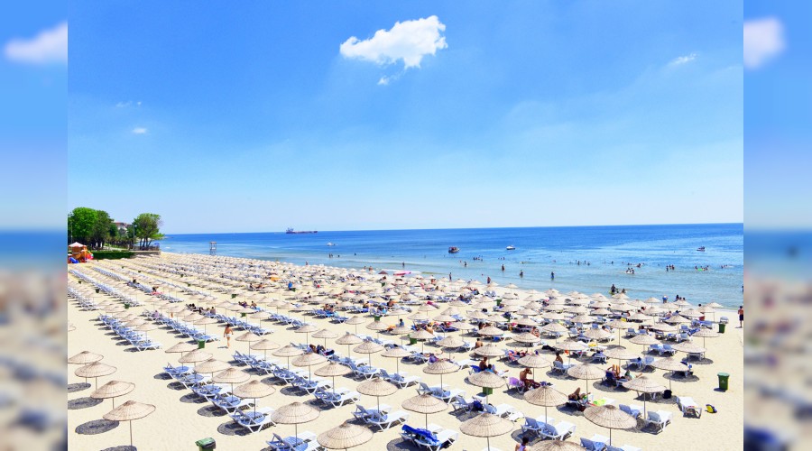 Rus turistler T�rkiye'de �ezlong kapmaktan b�kt�