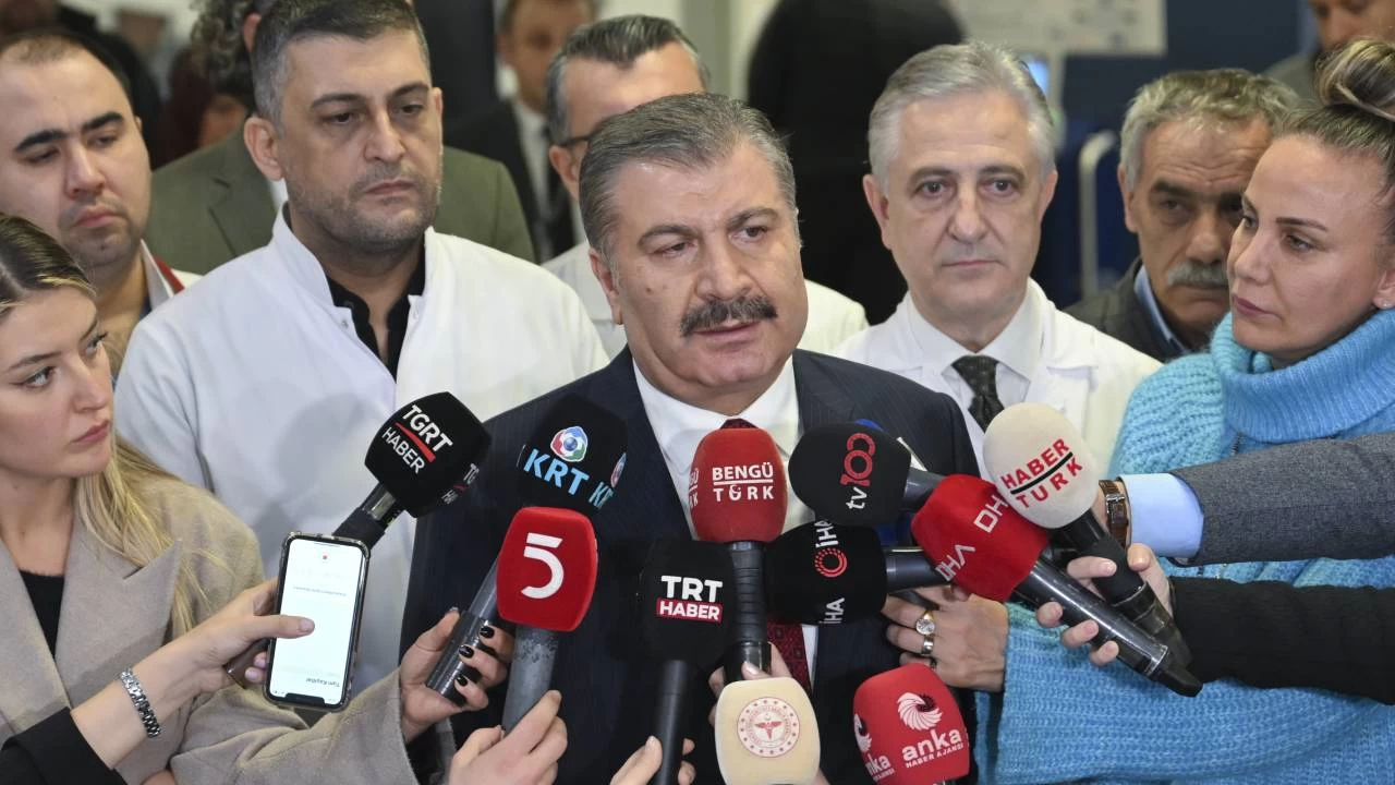 Sa�l�k Bakan� Koca'dan Hasan Bitmez'in sa�l�k durumu hakk�nda a��klama: Durumu d�ne g�re daha ciddi