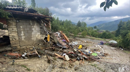 Selde evi yıkıldı, annesi kayboldu