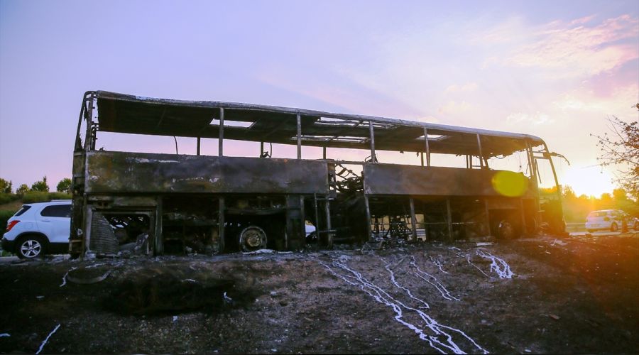 Seyir halindeki yolcu otobüsü yandı