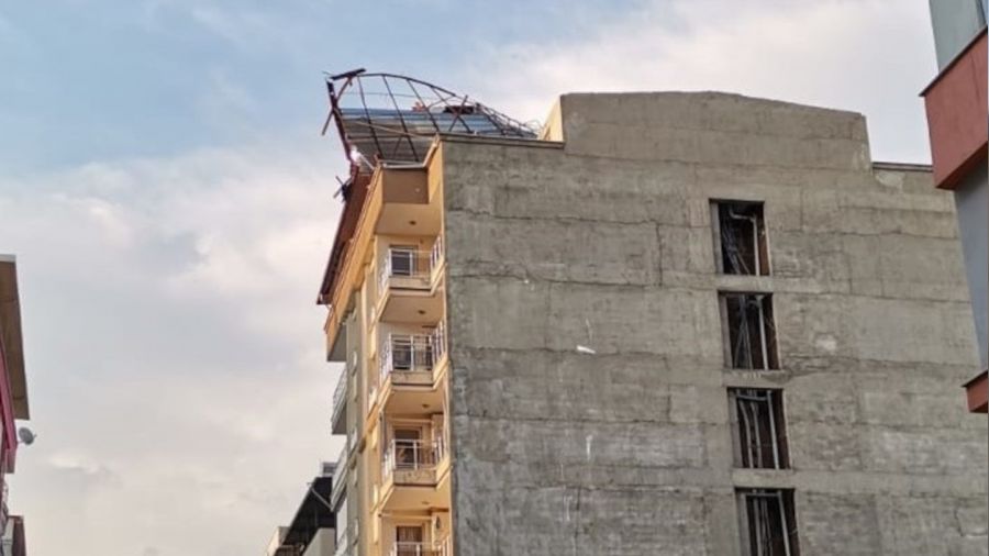 �iddetli r�zgar apartman�n �at�s�n� u�urdu