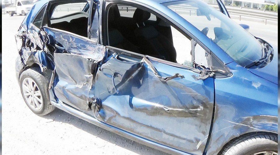 Sıkıştırdığı otomobili metrelerce sürükledi