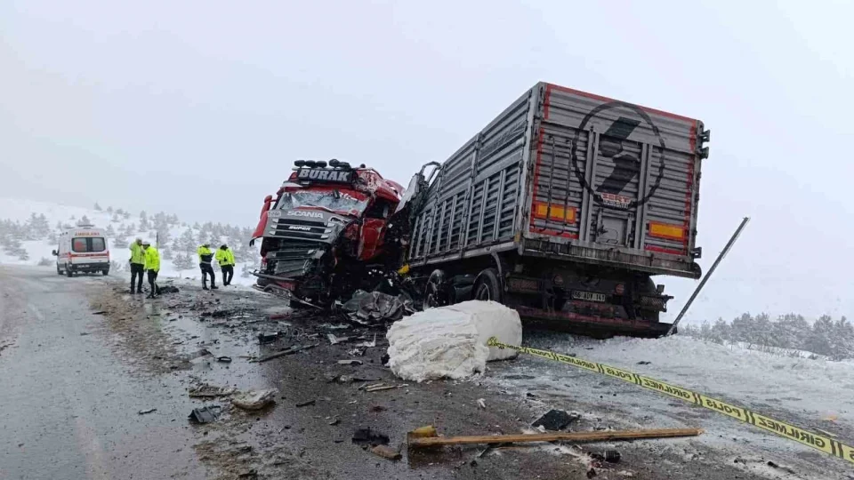 Sivas'ta feci kaza: 1 �l�, 2 yaral�