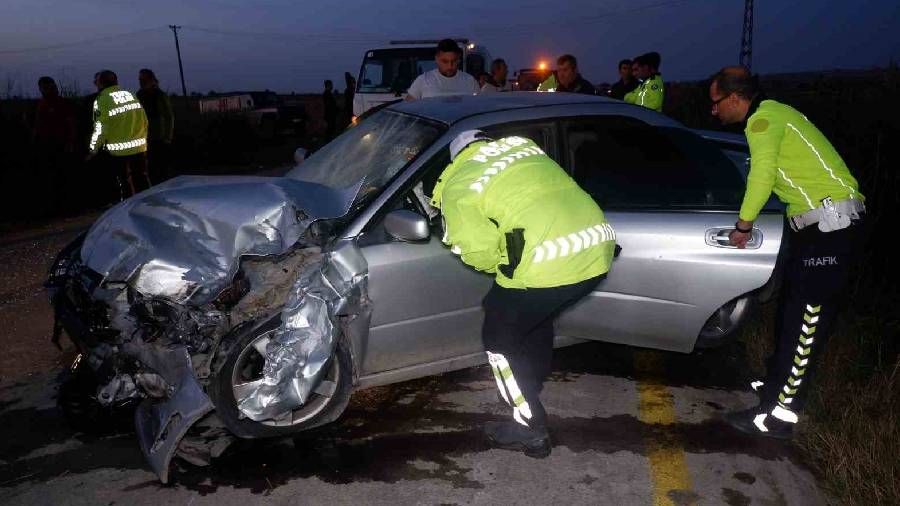 ��pheli arac� kovalayan polis ekibi kaza yapt�: 2 polis yaral�