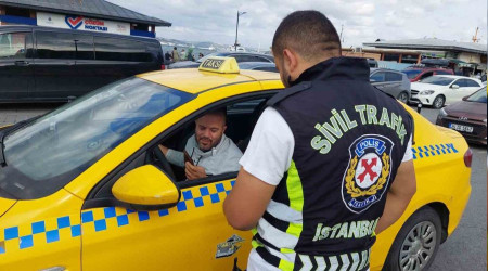 Taksiciler, araca yolcu gibi binen polislere takıldı