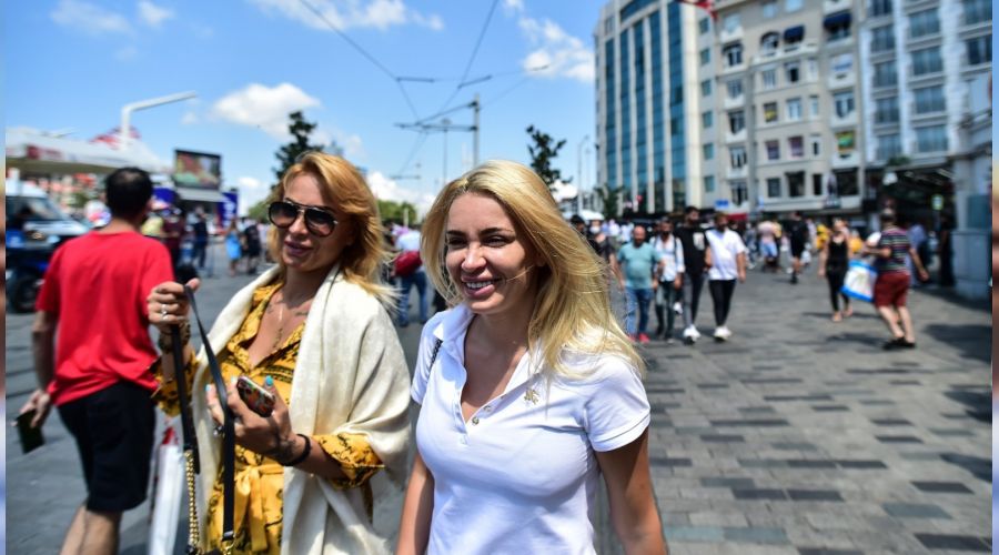 Taksim'de koronavirüs unutuldu
