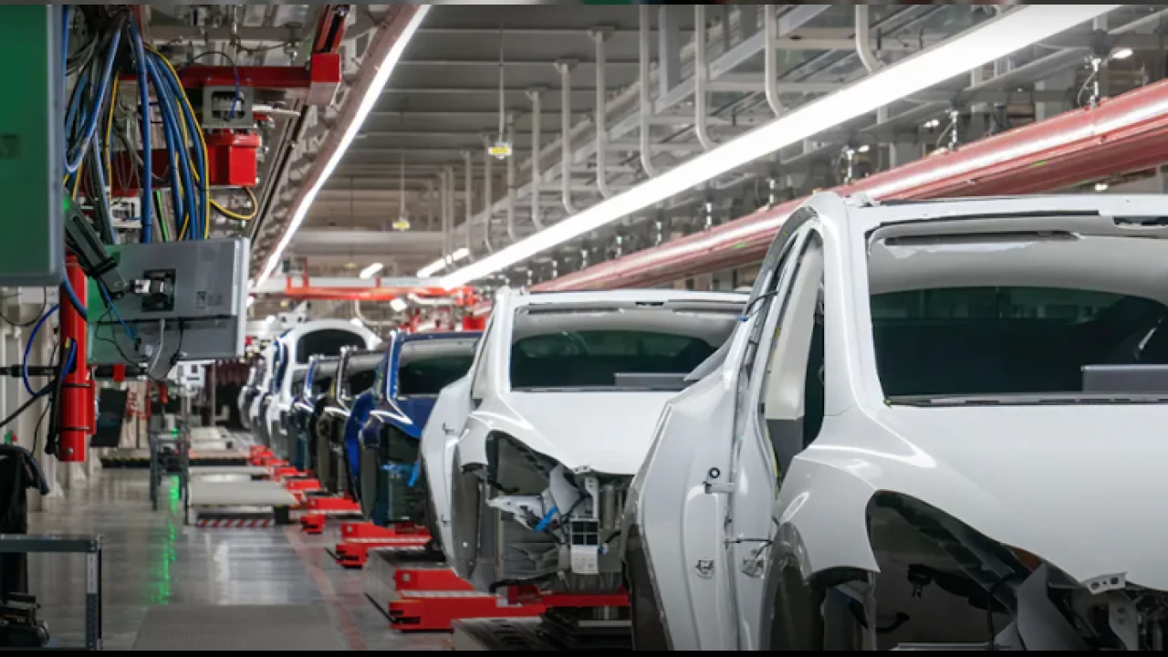 Tesla fabrikasında robot mühendise saldırmış!