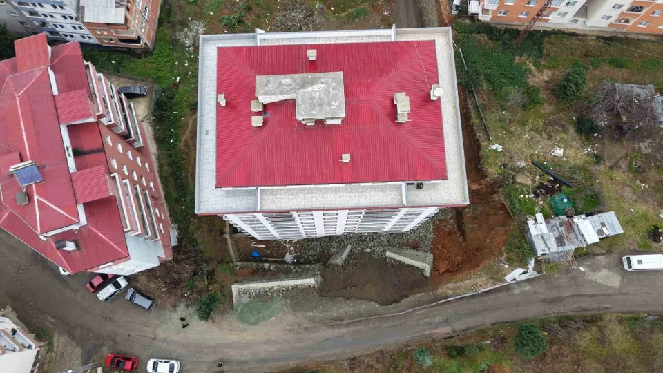 Trabzon'da istinat duvar� ��kt�: 9 katl� bina zarar g�rd�