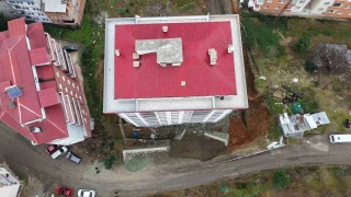 Trabzon'da istinat duvar� ��kt�: 9 katl� bina zarar g�rd�