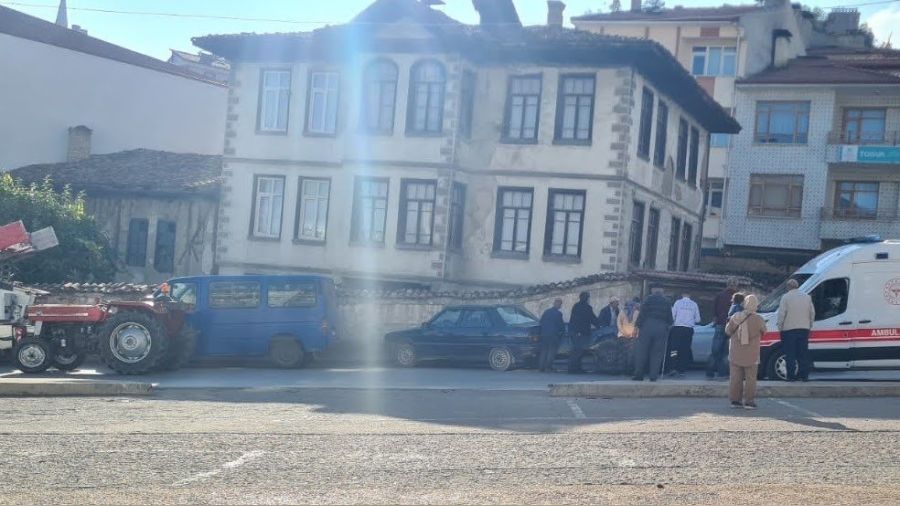 Traktörün çıkan lastiği yayaya çarptı