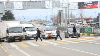 �� �eritli yolda tehlikeli yaya ge�idi korkutuyor