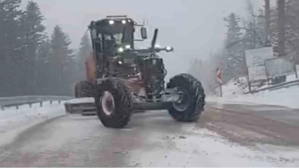 Uluda�'da bayramda kar s�rprizi: Yollar beyaza b�r�nd�