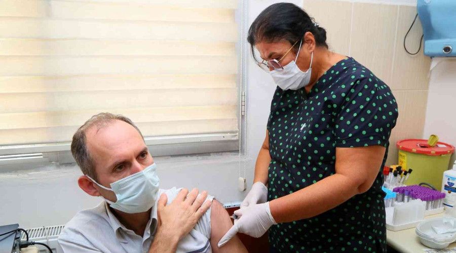 Yerli aşı "TURKOVAC" İzmir'de gönüllü vatandaşlara ilk kez uygulandı
