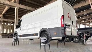 2,5 tonluk minibüsü sandalyenin üzerinde taşıdı