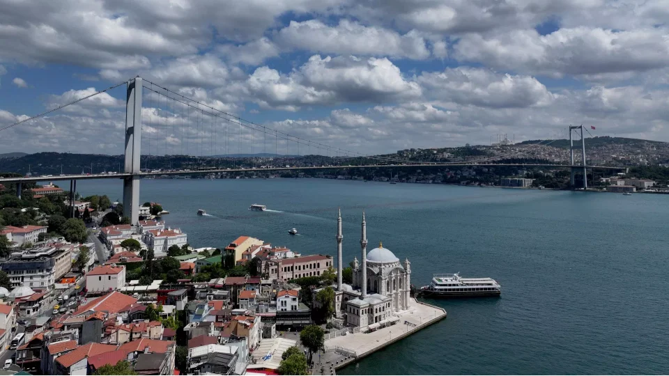  Afrika ve Basra'dan gelen s�cak hava yurdun b�y�k bir b�l�m�nde etkili olmaya devam ediyor. �stanbul'da gece saat 03.00-06.00 aras�nda nemin y�zde 91'e ��kmas� bekleniyor