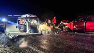 Afyonkarahisar'da ara�lar kafa kafaya �arp��t�: 2 �l�, 4 yaral�