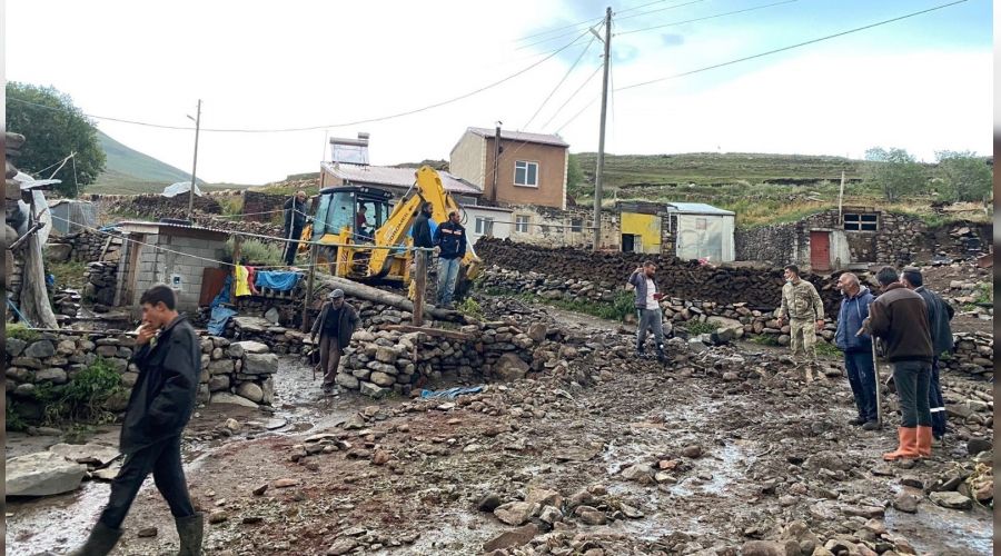 Ardahan'ın Hanak ilçesi sele teslim oldu