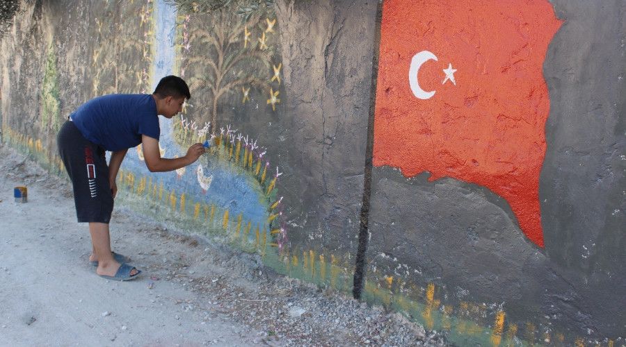 Bahçe duvarları tuvali oldu