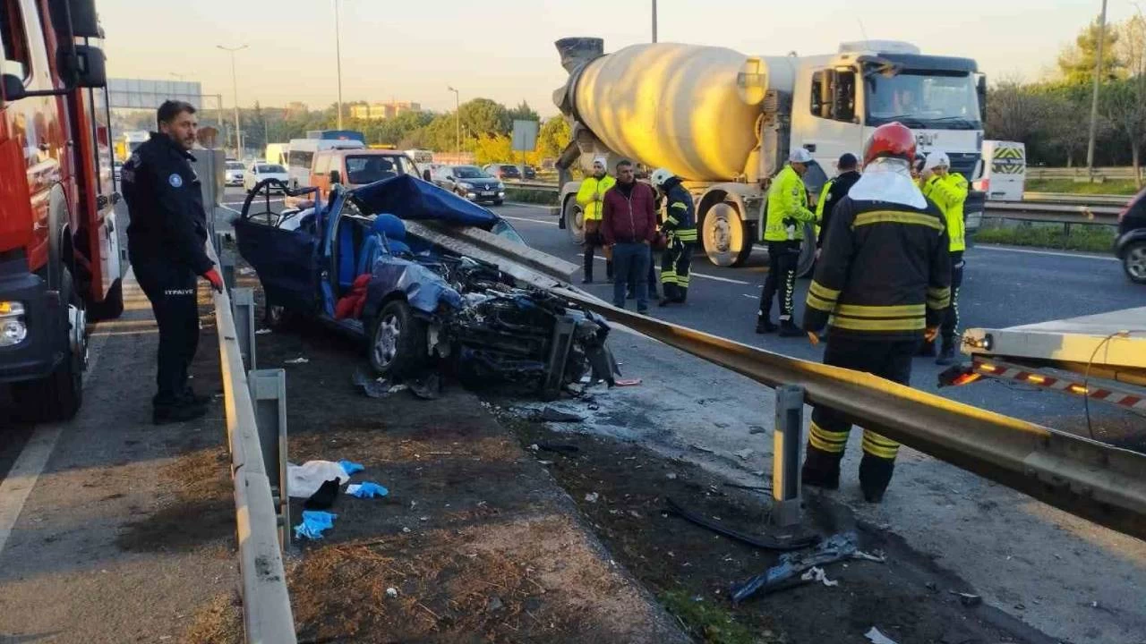 Bariyerlere saplanan otomobildeki anne ve oğlu hayatını kaybetti
