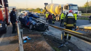 Bariyerlere saplanan otomobildeki anne ve oğlu hayatını kaybetti