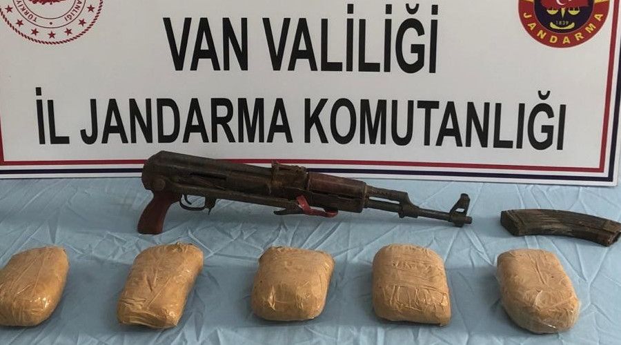 Ba�kale'de 3 kilo eroin ile silah ele ge�irildi