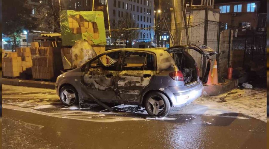 Beyoğlu'nda otomobil yanarak kül oldu