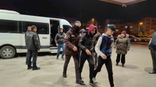 Bir evde 13 kaçak yakalandı